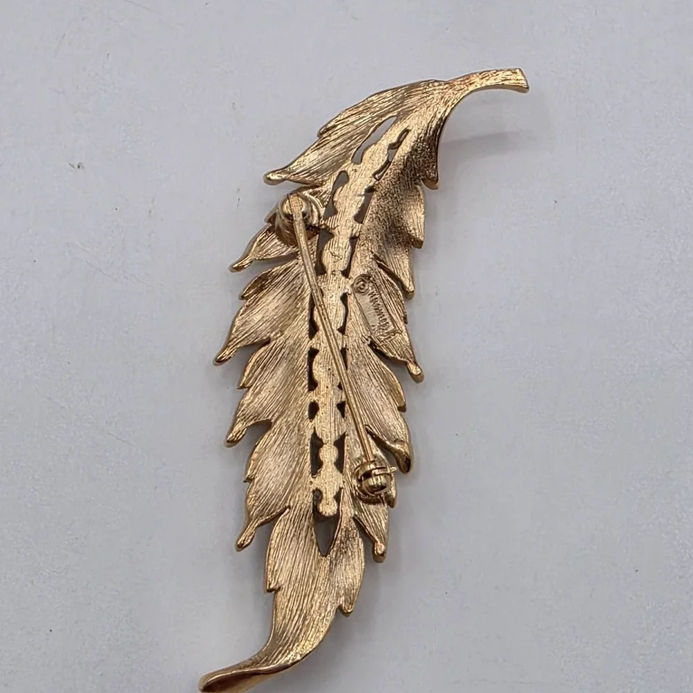 Crown Trifari Leaf Brooch Faux Pearls‎ Rhinestones Gold Tone Vintage Detailed